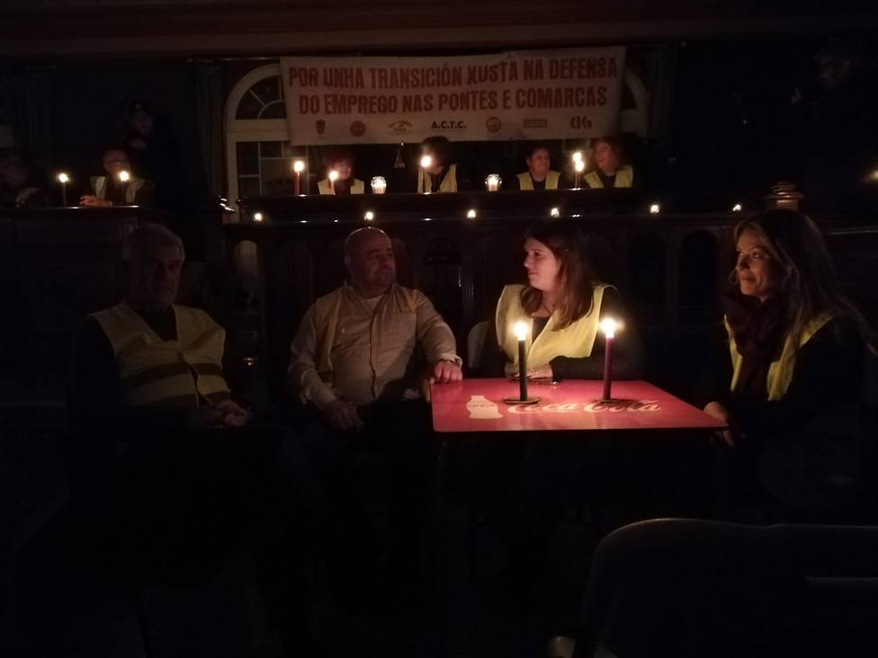 Los transportistas encerrados en el Ayuntamiento de As Pontes con velas encendidas - FOTO: Ana Pena