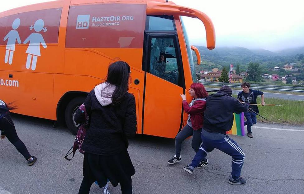 Varias personas lanzan piedras contra el autobús de HazteOir en Lena