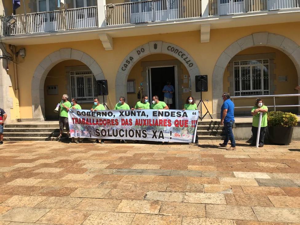 Concentración de los trabajadores de auxiliares de Endesa ante el Ayuntamiento de As Pontes - FOTO: Cedida