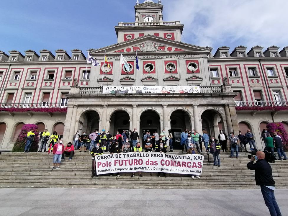 Concentración de los delegados sindicales ante el Ayuntamiento de Ferrol