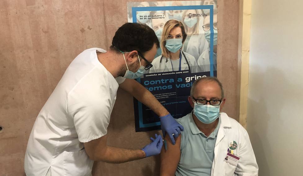 El gerente del Área Sanitaria de Ferrol, Ángel Facio, vacunándose - FOTO: Sergas