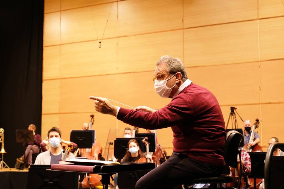 El maestro Josep Pons en el ensayo con la Orquesta Sinfónica de Galicia (FOTO: OSG)