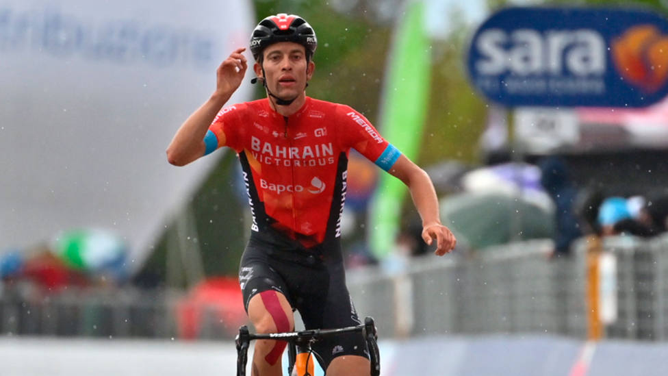 Gino Mäder levanta el dedo tras atravesar la línea de meta de la 6ª etapa del Giro de Italia (FOTO: Giro)