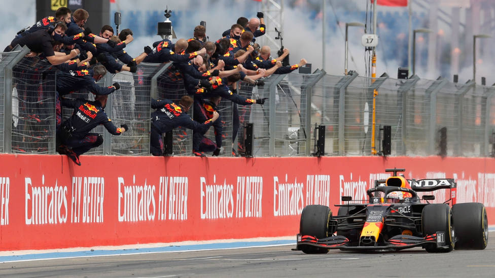 Max Verstappen celebra con su equipo el triunfo en el circuito Paul Ricard de Francia. EFE