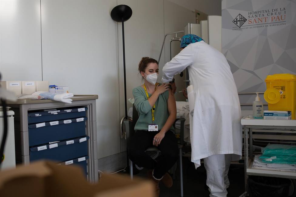 Enfermera vacuna en el Hospital de la Santa Creu i Sant Pau de Barcelona