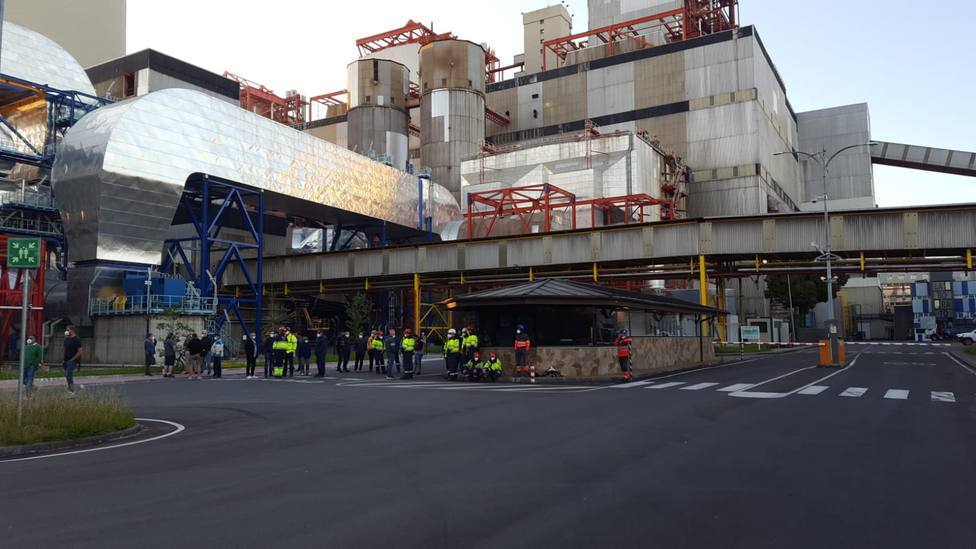 Trabajadores de las auxiliares de Endesa cortaron el paso a la central. FOTO: CCOO