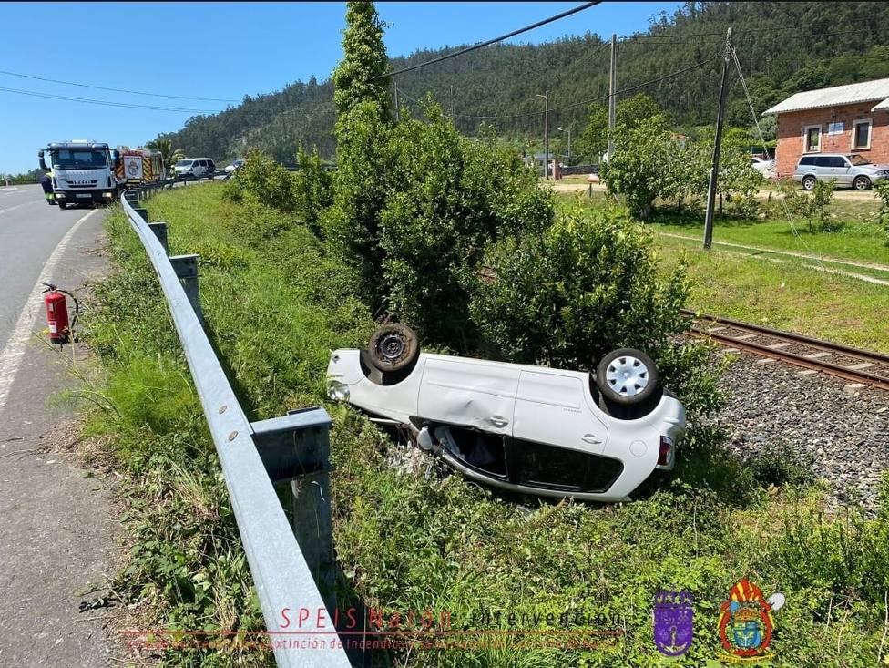 El vehículo se precipitó cayendo próximo a las vías del tren entorno al apeadero de Pedroso. FOTO: Speis Narón