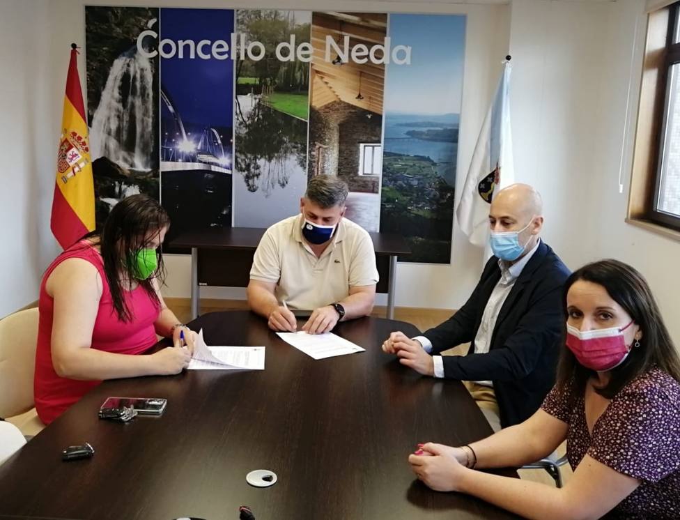 El alcalde presidió la firma de los dos convenios - FOTO: Concello de Neda