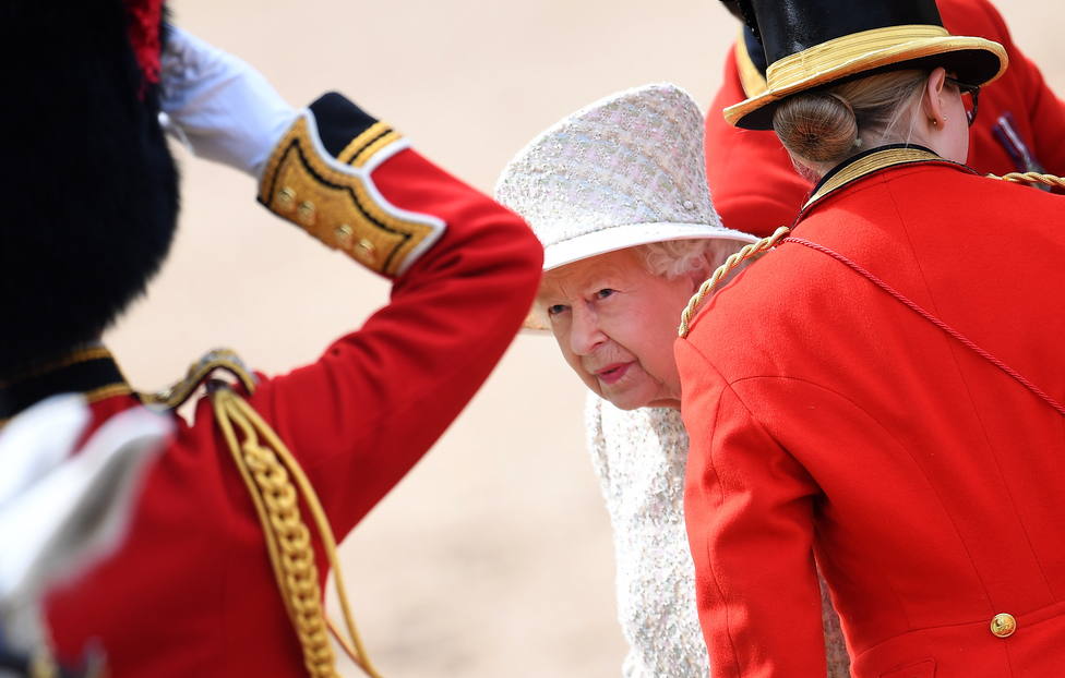 La Reina Isabel II reaparece una semana después del susto
