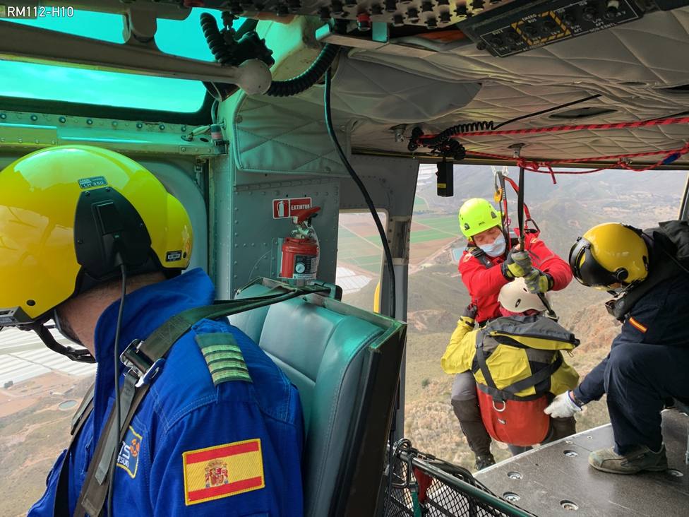Servicios emergencia rescatan y trasladan al hospital a un montañero gravemente herido tras caída en Águilas