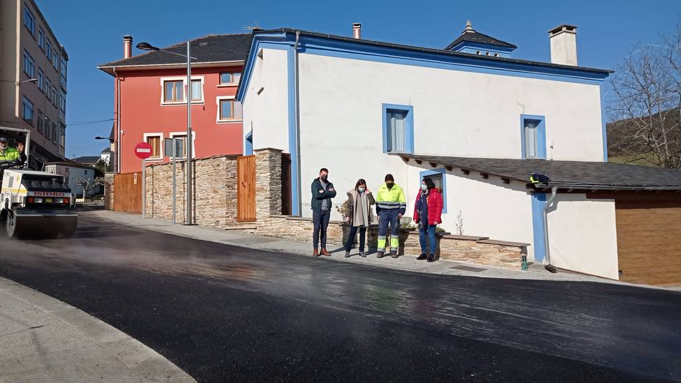 El grupo de gobierno revisa la renovada calle Cotarelo en Trabada