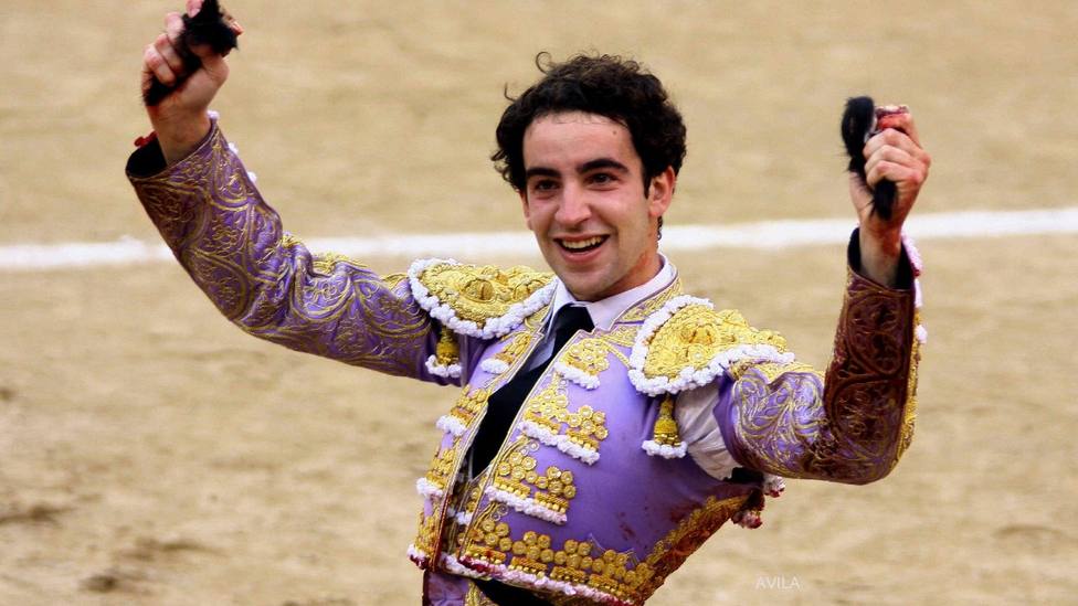 Víctor Hernández con las dos orejas que cortó en la novillada inaugural de la temporada 2022 en Las Ventas