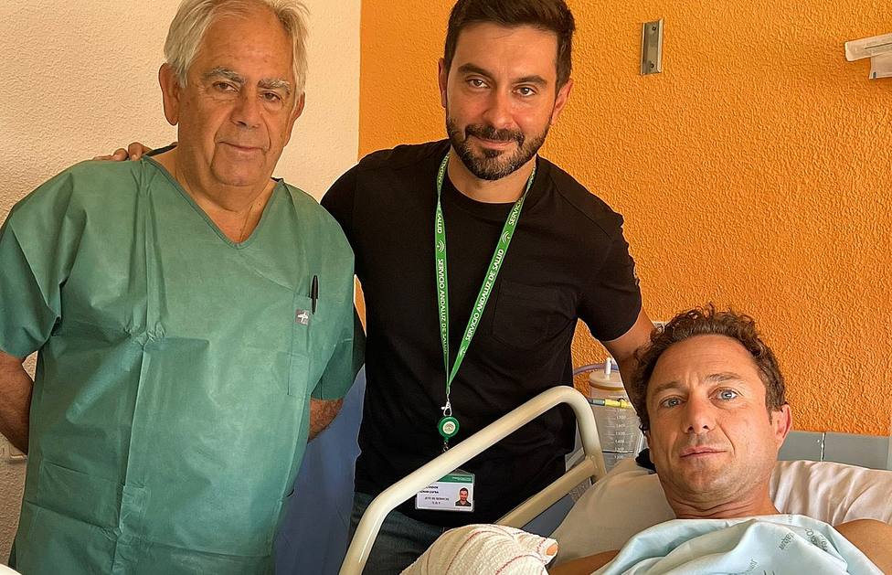 Rafaelillo junto a los doctores Salvador Aznar y Rafael Fuente antes de recibir el alta hospitalaria