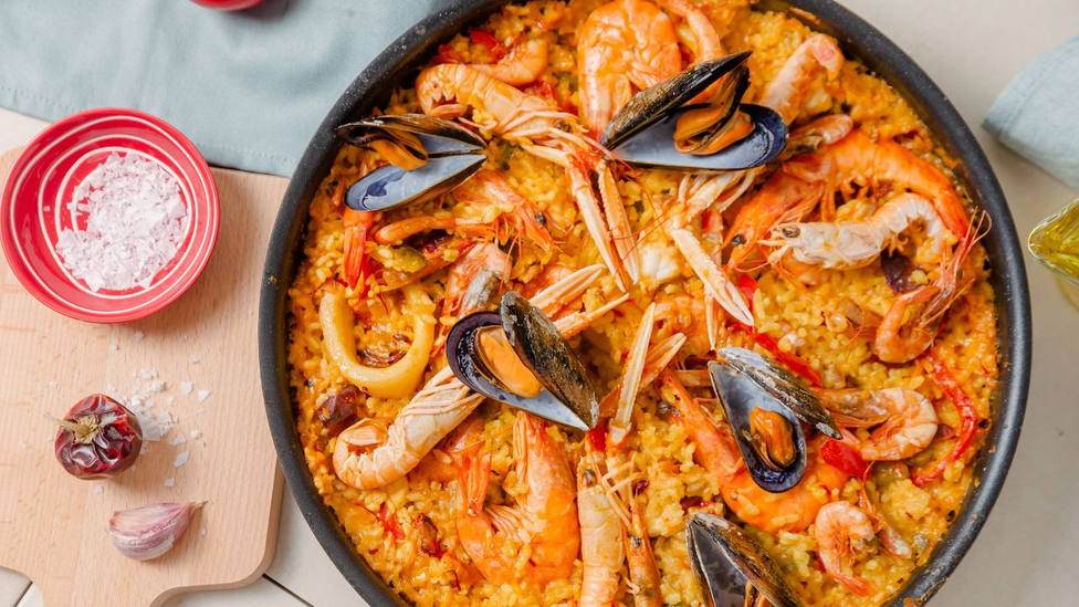 La receta de paella de un chef de TikTok indigna a los españoles en redes sociales