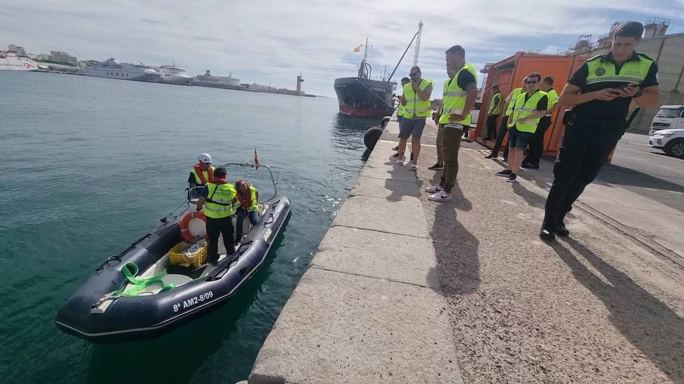 El Puerto de Almería se prepara hacer frente a un posible caso de contaminación marina accidental