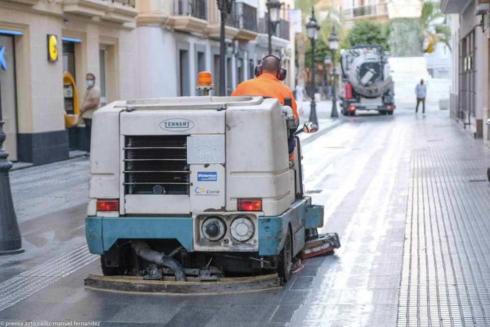Trabajos de limpieza en las calles de Cádiz