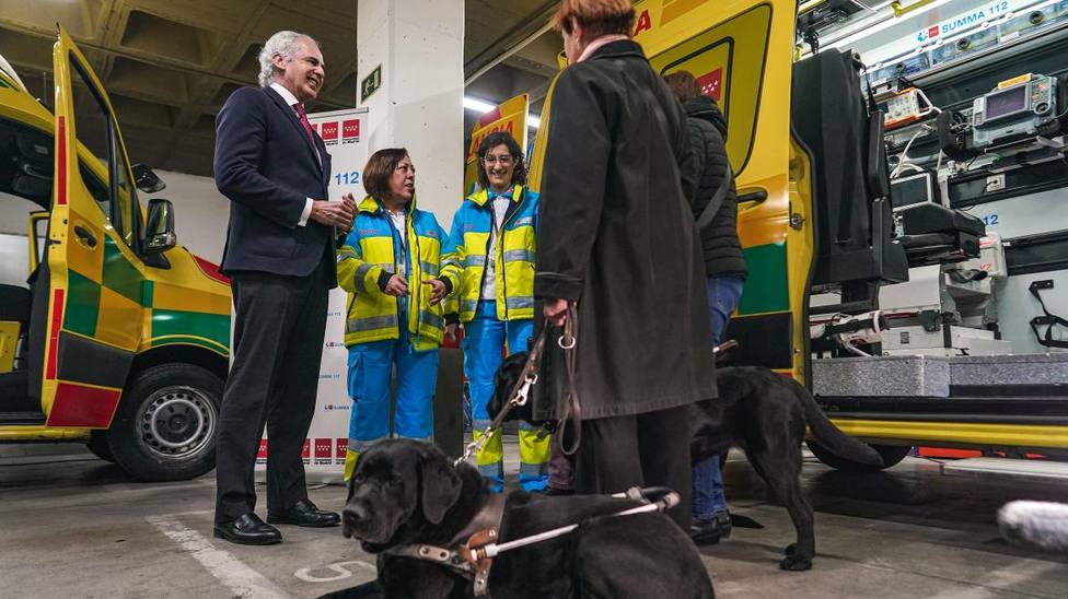 La Comunidad de Madrid estrena acompañamiento de perros de asistencia en los traslados de ambulancia del SUMMA 112