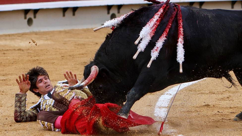 Momento del percance sufrido por Sebastián Castella en Castellón