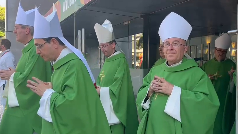 Entrada de los obispos durante la Santa Misa en el Encuentro de los Españoles desde Estoril