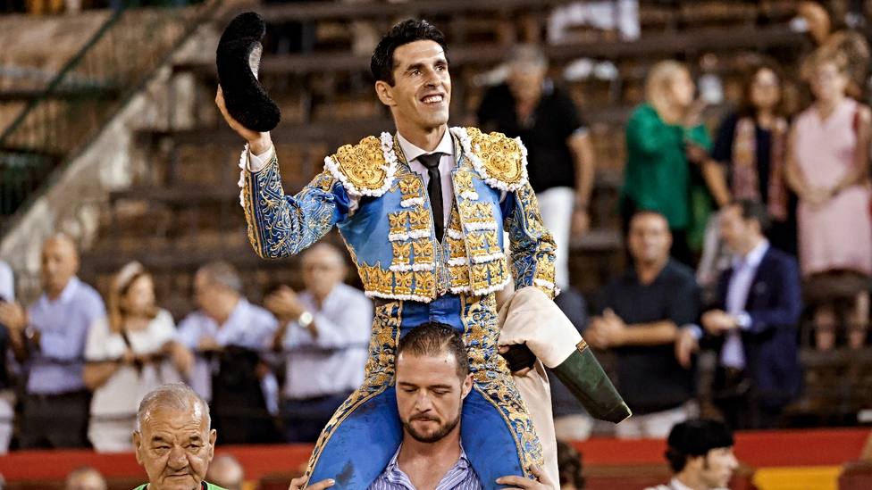 Alejandro Talavante en su salida a hombros este domingo de la plaza de toros de Valencia