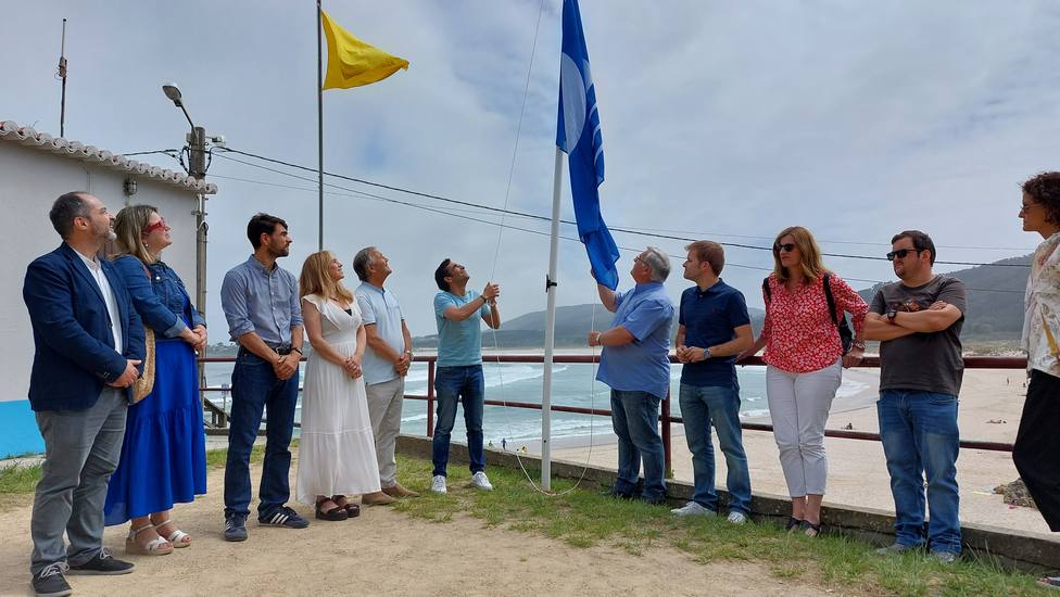 Foto del izado en 2023 de la bandera en la playa de San Xurxo - FOTO: Concello de Ferrol