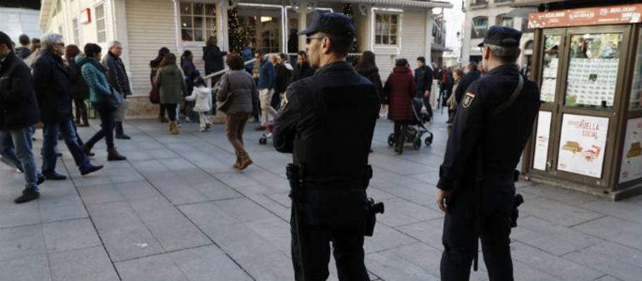 Una pareja de la Policía Nacional patrulla por las calles céntricas de Madrid. EFE