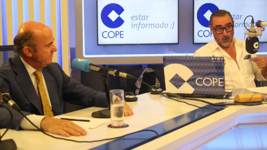 Luis de Guindos con Carlos Herrera en el estudio de la Cadena COPE.