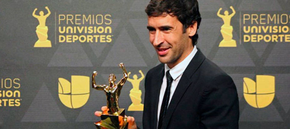 Raúl González recoge el premio en reconocimiento a su trayectoria