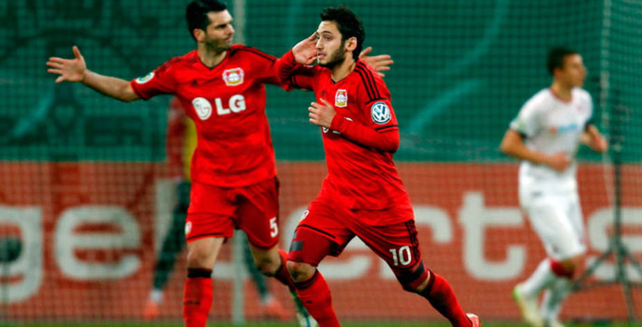 Hakan Calhanouglu es la gran estrella emergente del fútbol alemán. Reuters.