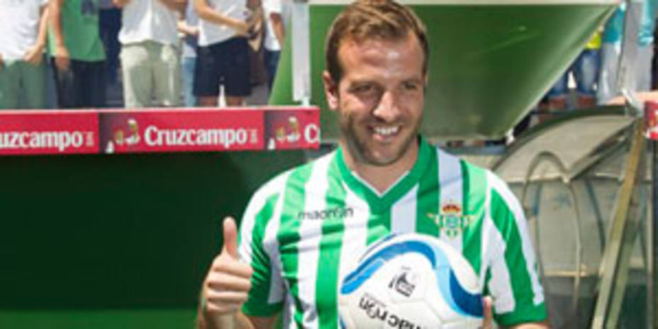Van der Vaart posa con la camiseta verdiblanca. (www.realbetisbalompie.es)