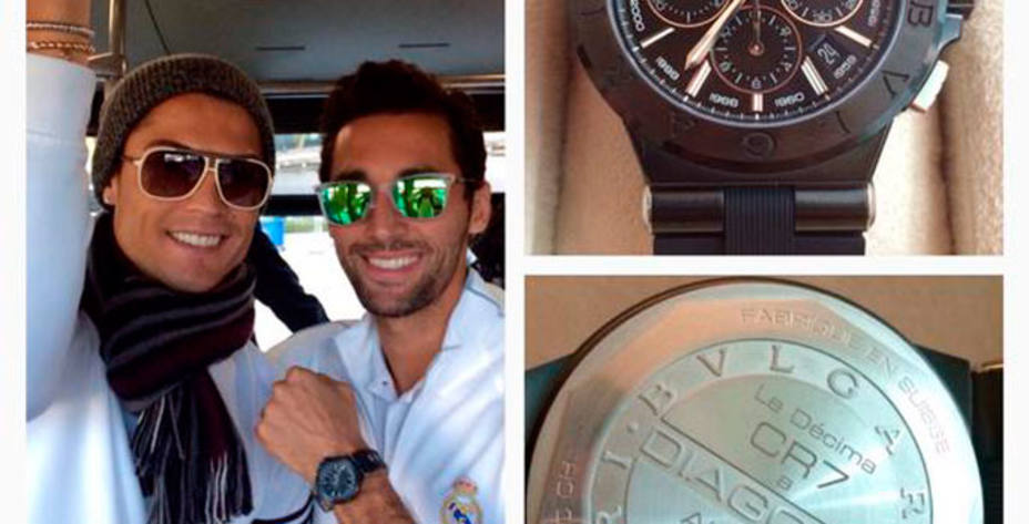 Arbeloa y Cristiano posan con el reloj que el portugués a regalado a los jugadores de la Décima.