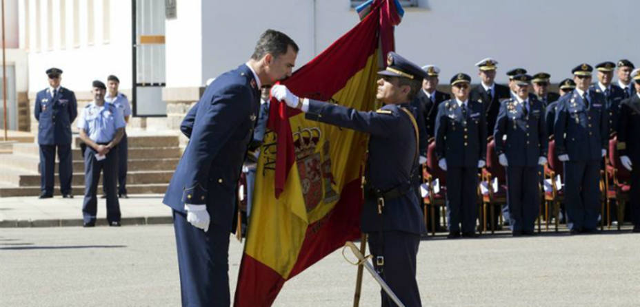 El Príncipe Felipe renueva su jura de bandera. EFE