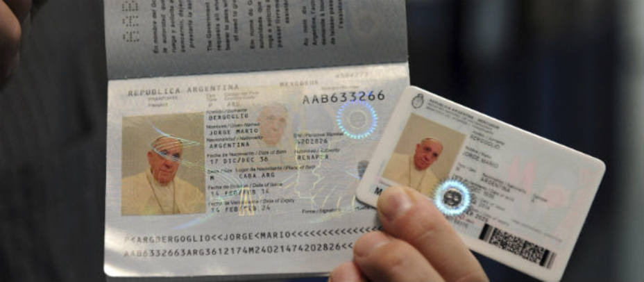 El nuevo DNI y pasaporte argentino de Francisco. REUTERS