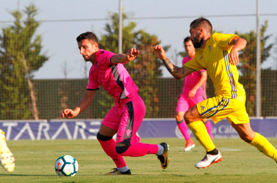 Jugadores del Levante y del Cádiz pugnan por un balón