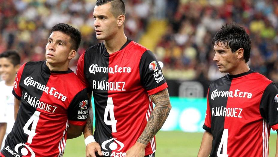Los jugadores del Atlas de Guadalajara muestran su apoyo a Rafa Márquez