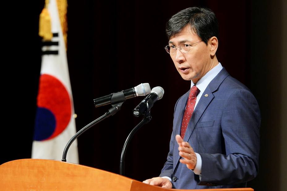 Un popular político surcoreano dimite acusado de violación por su asesora