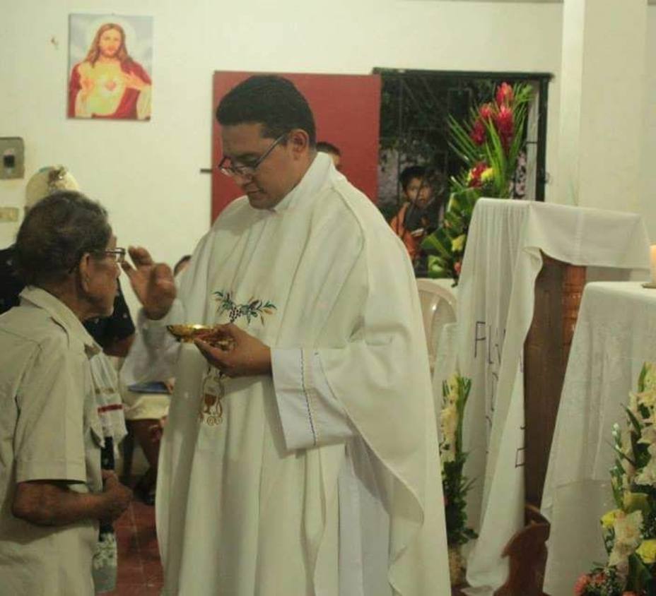El sacerdote oficiaba actividades propias de la Semana Santa