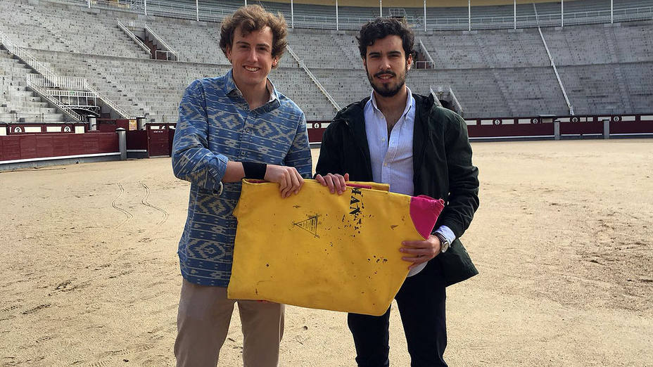 Román haciendo entrega del capote a Gonzalo Basilio, ganador del concurso para los abonados jóvenes