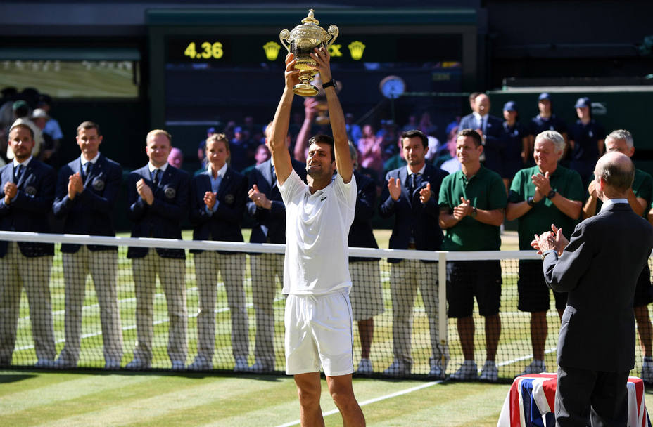 Djokovic, con el título de campeón de Wimbledon (EFE)