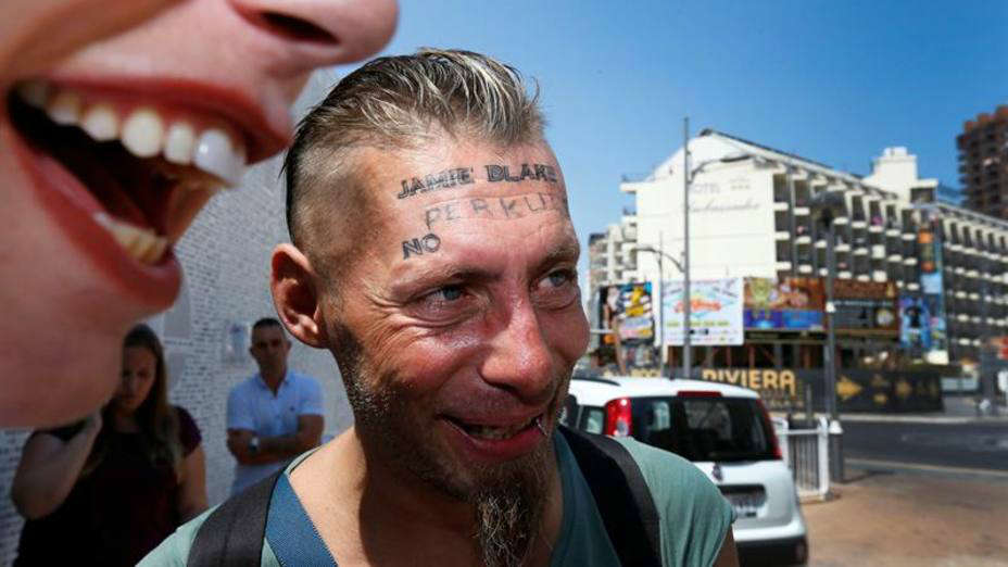 El indigente al que pagaron por tatuarse el nombre de un turista británico denuncia los hechos