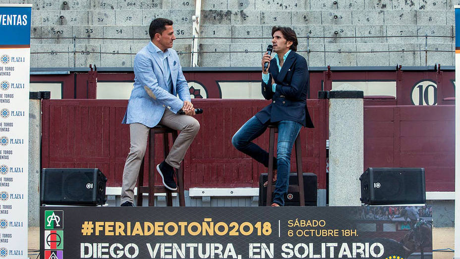 Diego Ventura siendo entrevistado por Manuel Jesús Montes en el ruedo de Las Ventas