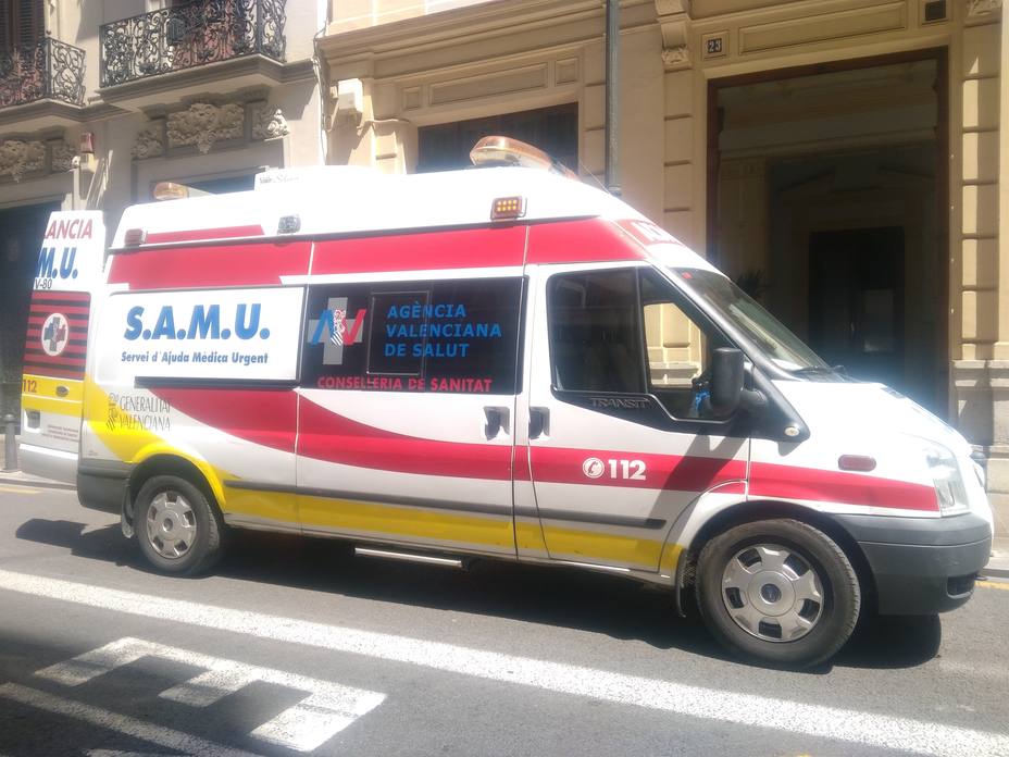 Muere un hombre en un accidente entre una moto y un camión en la CV-800 por Xixona (Alicante)