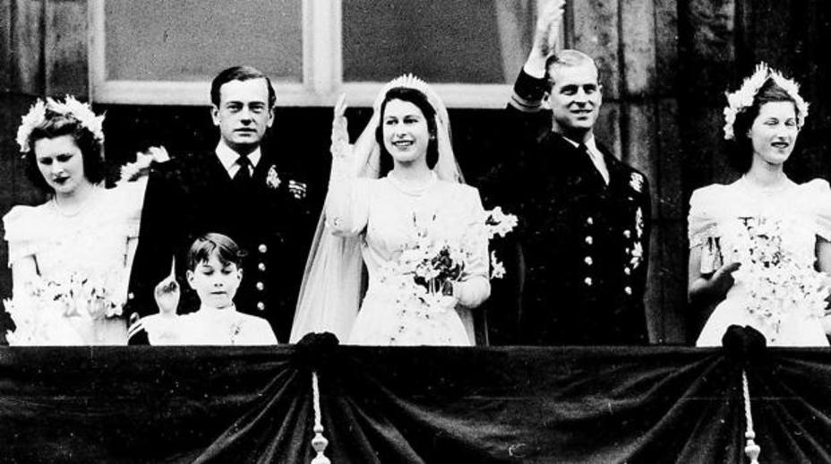 La princesa Isabel y Felipe de Edimburgo saludan desde el balcón el día de su boda ABC