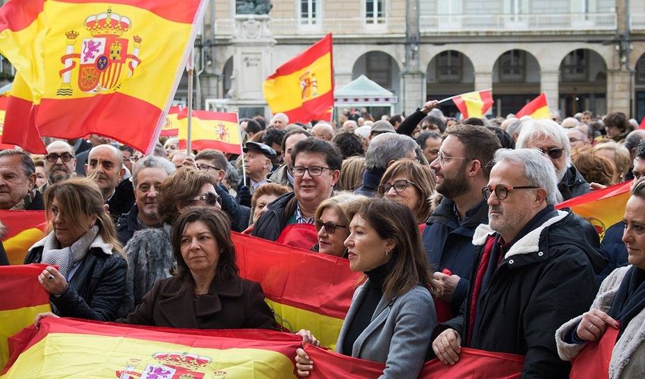 Cientos de personas secundan en A Coruña la protesta de Madrid por una España unida
