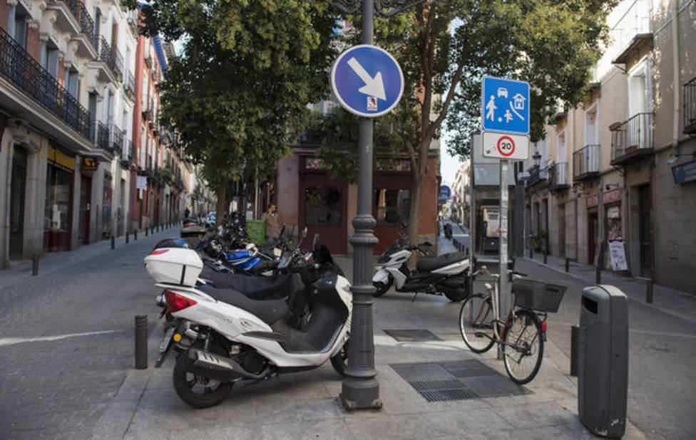 ¿Cómo aparcar correctamente una moto en el centro de Madrid?