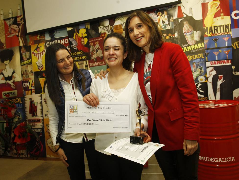 Una de las ganadoras no logra contener la alegria durante la entrega de reconocimientos - FOTO: Xunta