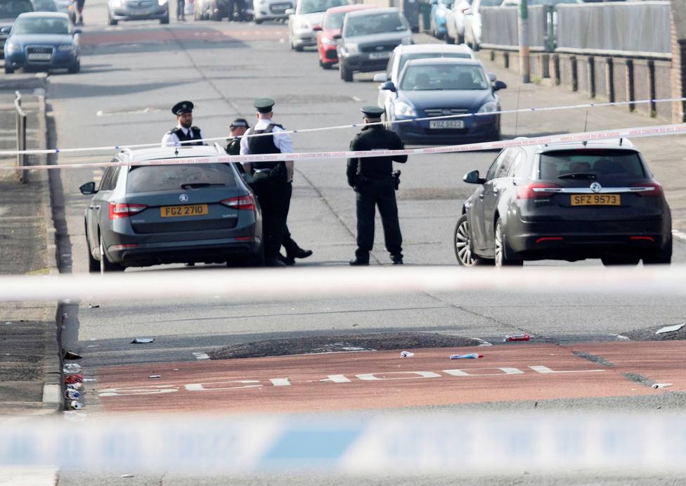 Muere una periodista por disparos en Londonderry en una acción terrorista
