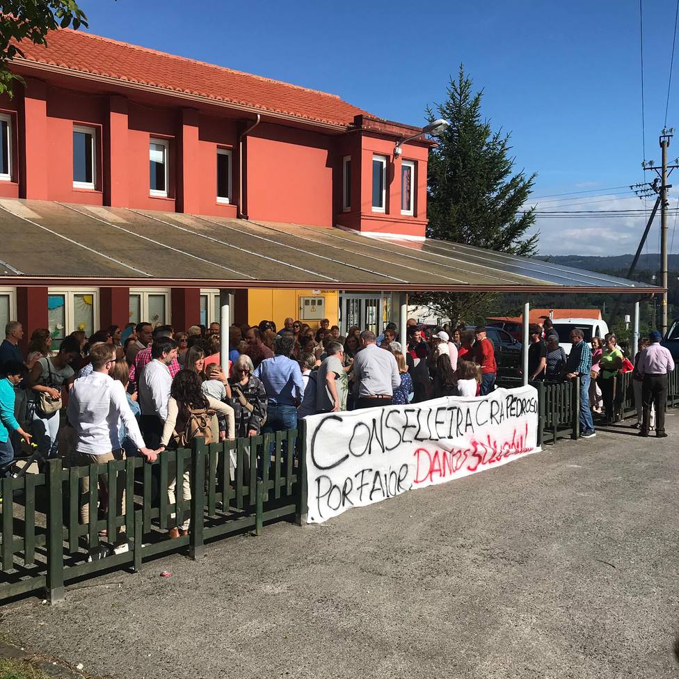 Acto de protesta realizado hace unos días ante la escuela de Pedroso