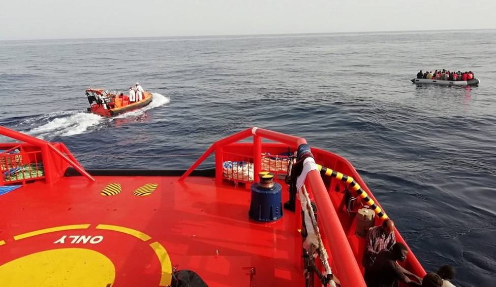 Rescatan a 86 personas de dos pateras, una de ellas semihundida en el mar de Alborán