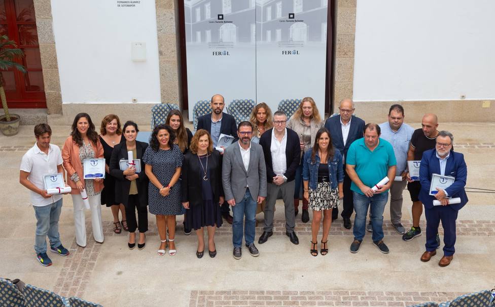 Empresarios y responsables del Ayuntamiento de Ferrol en el acto de entrega - FOTO: Concello de Ferrol